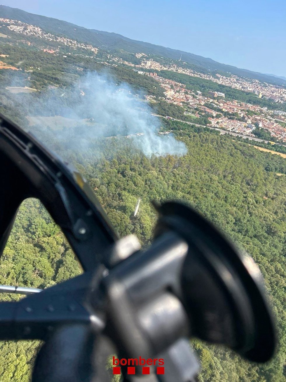 Imagen aérea del incendio declarado este lunes por la tarde entre Sant Gregori y Girona
