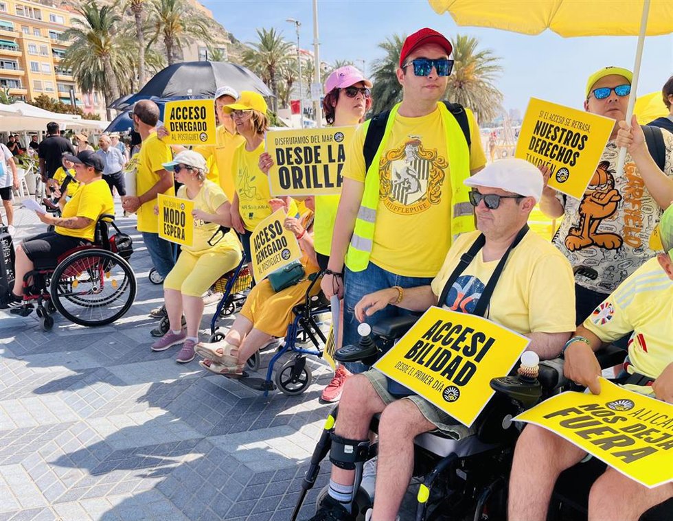 Cocemfe denuncia que las personas con discapacidad "siguen excluidas" de las playas de Alicante hasta julio