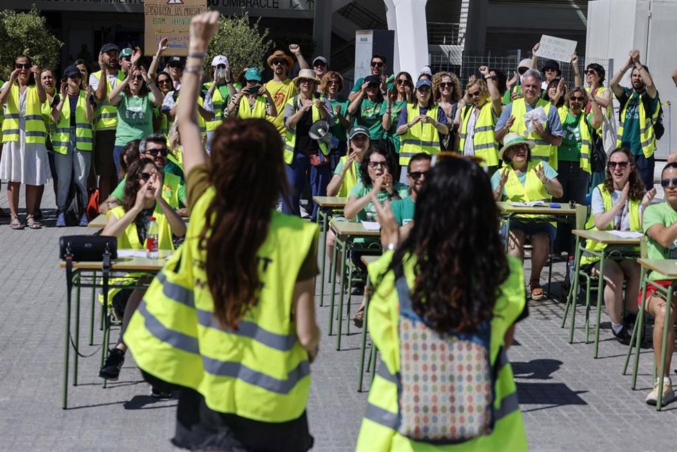 Manifestantes durante la celebración de una performance sorpresa relacionada con la huelga de profesores