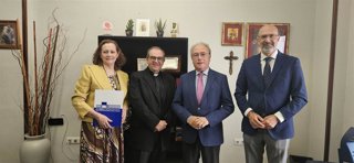 Responsables de CECO y de la Fundación Hogar Renacer, tras la firma del acuerdo.