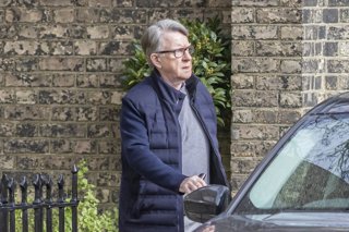 Archivo - February 23, 2026, London, London, UK: London, UK. Former UK ambassador to the United States, Peter Mandelson is seen outside his London house.