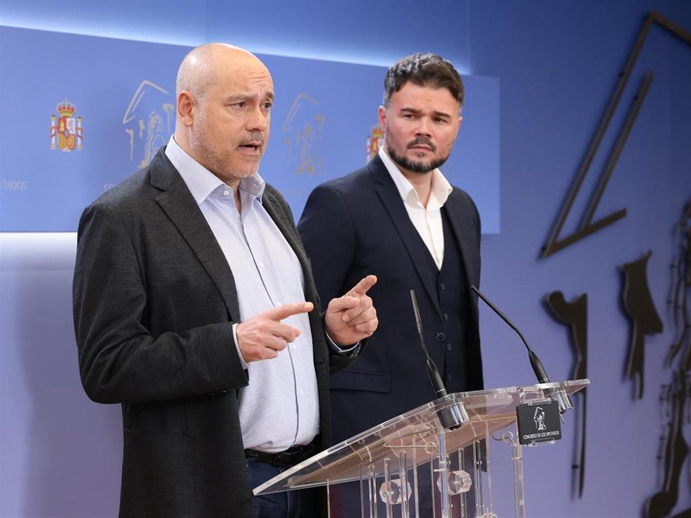 Archivo -  Jordi Salvador, en una ruda de prensa con el portavoz de ERC en el Congreso, Gabriel Rufián.