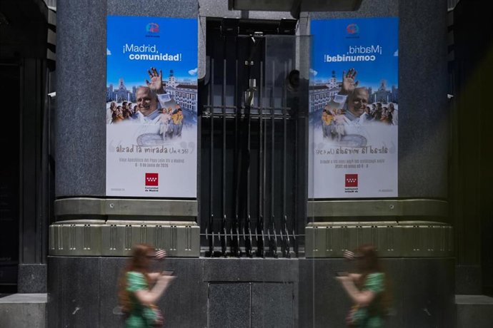 El Gobierno regional ha colocado en una docena de edificios lonas conmemorativas con la imagen del Santo Padre y el lema Madrid, comunidad