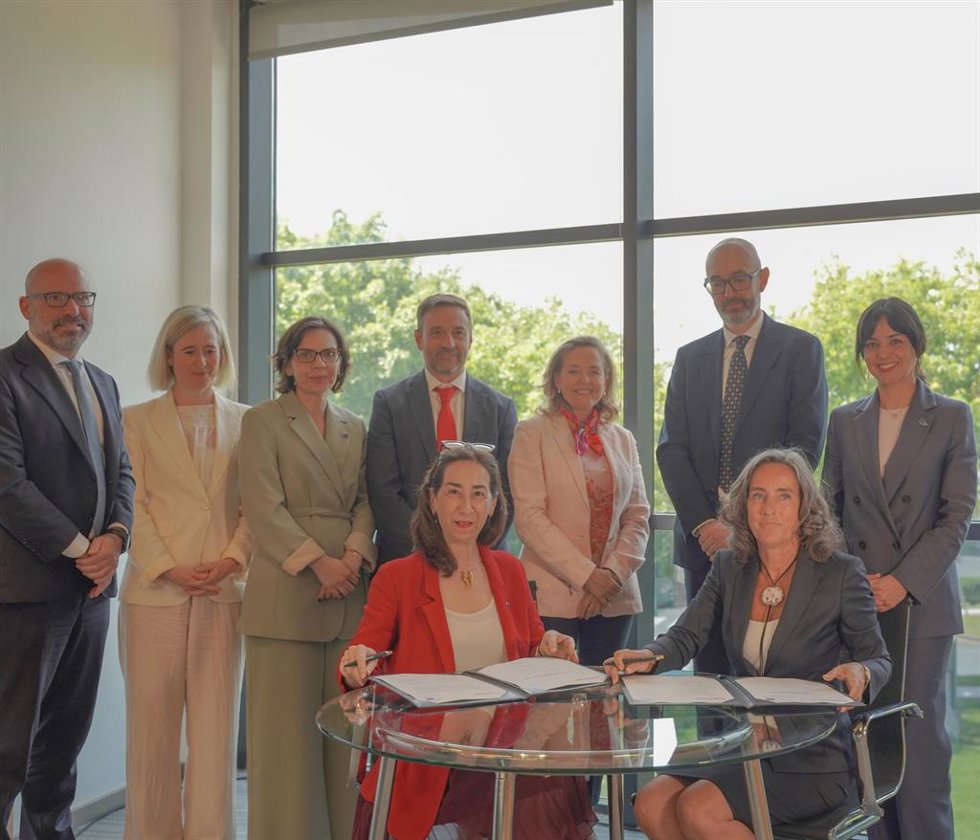 La presidenta del Grupo BEI, Nadia Calviño, en la firma del préstamo con Ingeteam.