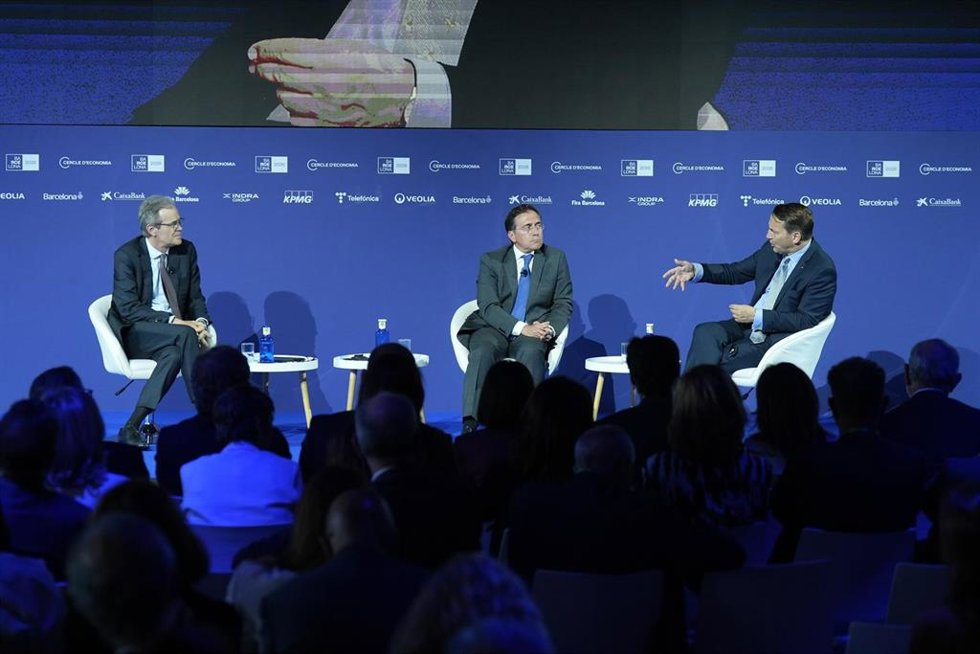 El ministro de Asuntos Exteriores, Unión Europea y Cooperación, José Manuel Albares (c), y el viceprimer ministro de Polonia, Radoslaw Sikorski (d), durante la celebración del diálogo titulado 'Europa: ¿Somos capaces de ponernos de acuerdo?',  en el Palau