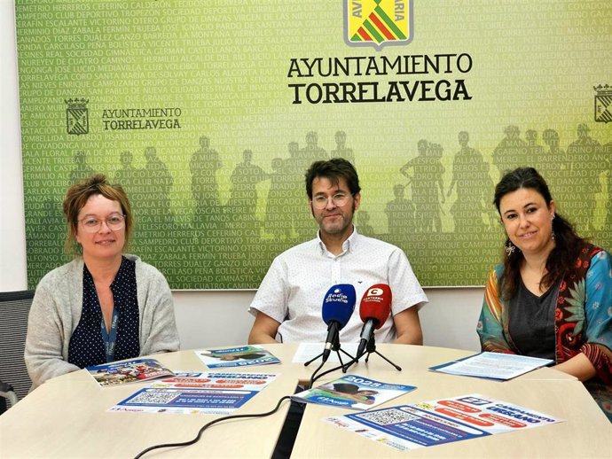 El concejal de Bienestar Social de Torrelavega, Alberto Rubio, la directora de Fundación Amigó en Cantabria, Blanca Díez, y la directora del Hogar de Protección (Casa de los Muchachos), Lara Sánchez
