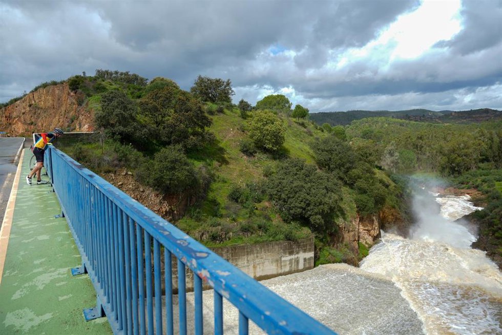Archivo - Imagenes de la presa del Corumbel desaguando. A 11 de marzo de 2025 en La Palma del Condado, Huelva (Andalucía, España). 