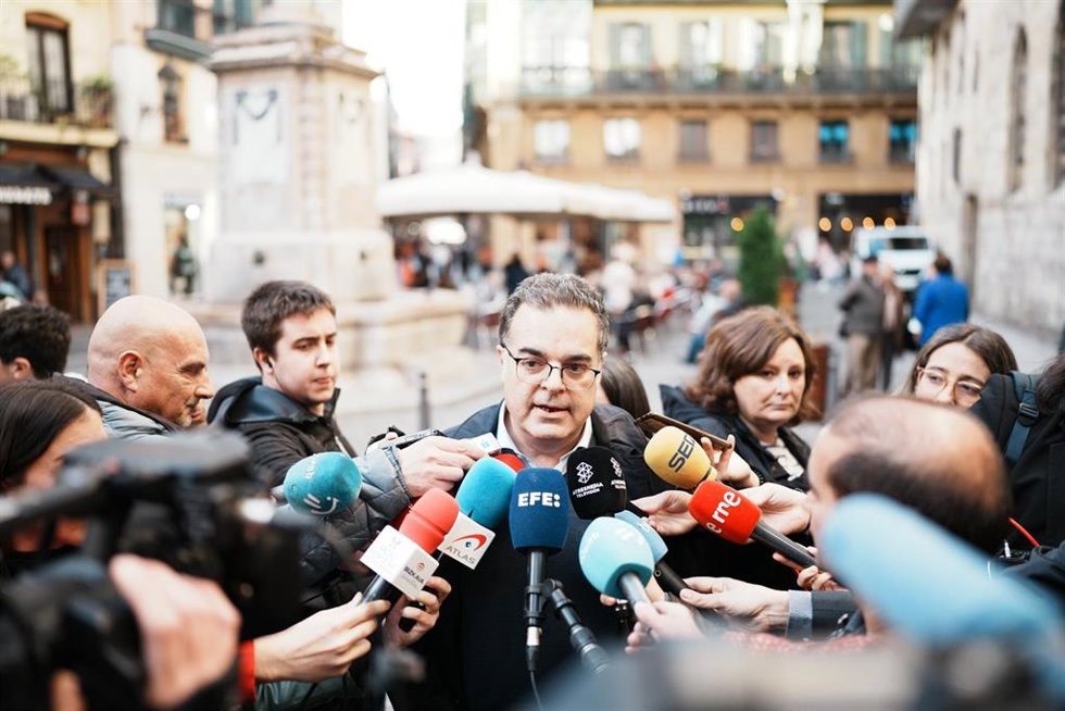 Archivo -  Juan Cuatrecasas realiza declaraciones a los medios, en una fotografía de archivo.