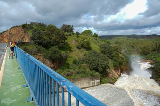 Archivo - Imagenes de la presa del Corumbel desaguando. A 11 de marzo de 2025 en La Palma del Condado, Huelva (Andalucía, España). La presa del Corumbel, ubicada en la provincia de Huelva, ha iniciado un proceso de desagüe para regular el caudal del río C