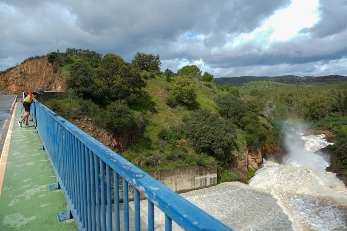 Archivo - Imagenes de la presa del Corumbel desaguando. A 11 de marzo de 2025 en La Palma del Condado, Huelva (Andalucía, España). La presa del Corumbel, ubicada en la provincia de Huelva, ha iniciado un proceso de desagüe para regular el caudal del río C