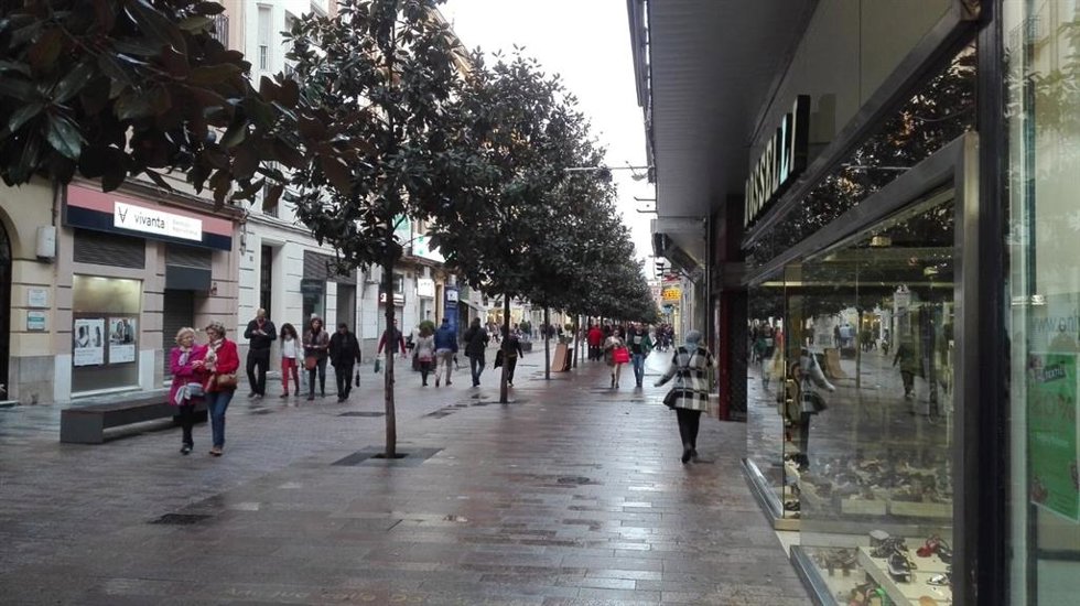 Archivo - Comercios en el centro de Córdoba, en una imagen de archivo