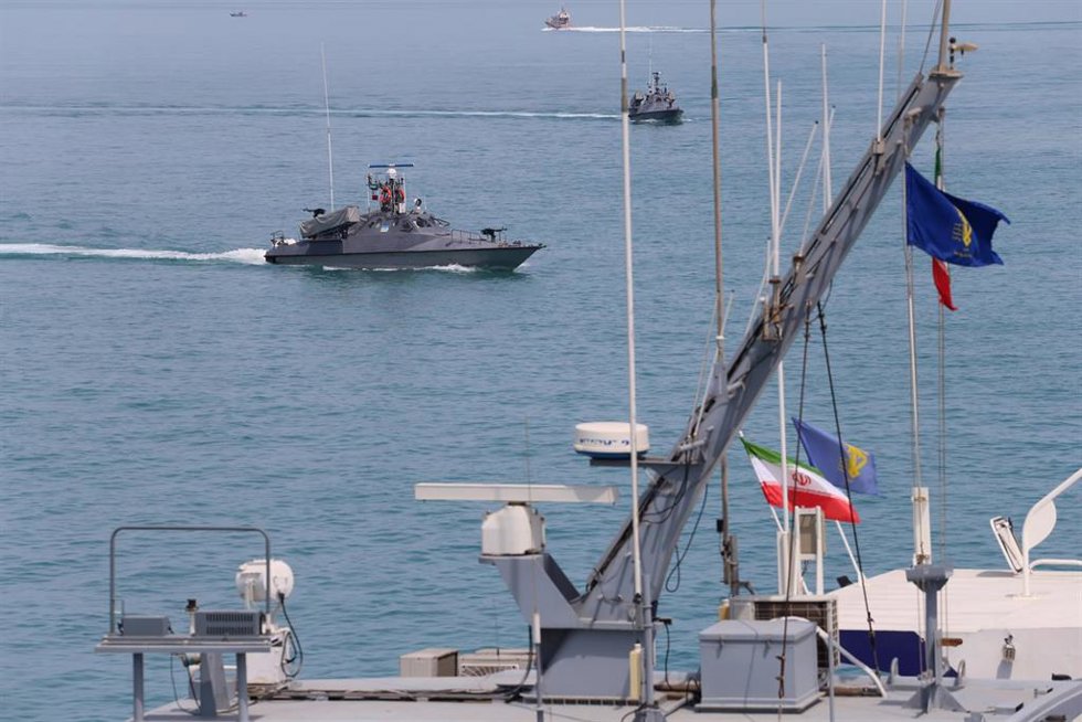 Archivo - Lanchas rápidas de la Guardia Revolucionaria iraní navegan en aguas del golfo Pérsico