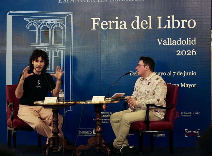 Ángelo Néstore presenta en Valladolid 'Leche cruda', en la Feria del Libro.