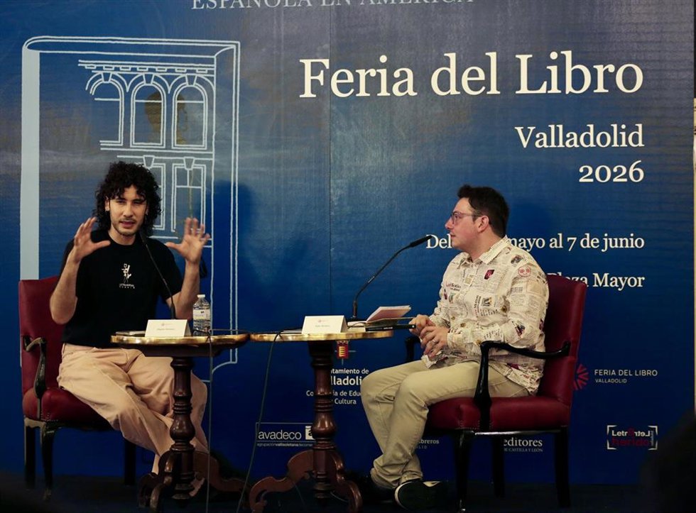 Ángelo Néstore presenta en Valladolid 'Leche cruda', en la Feria del Libro.