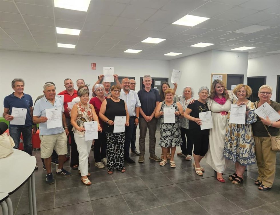 El presidente de la Diputación de León, Gerardo Álvarez Courel, ha participado en el acto de clausura y entrega de diplomas del programa de formación para adultos 'Redprendiendo en mi pueblo' en Camponaraya (León).