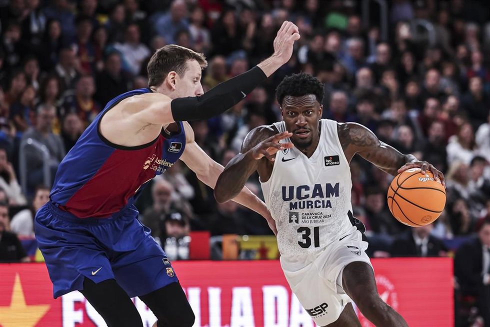 Archivo - Dylan Ennis (UCAM Murcia) y Jan Vesely (Barça), en un partido de Liga Endesa en el Palau Blaugrana