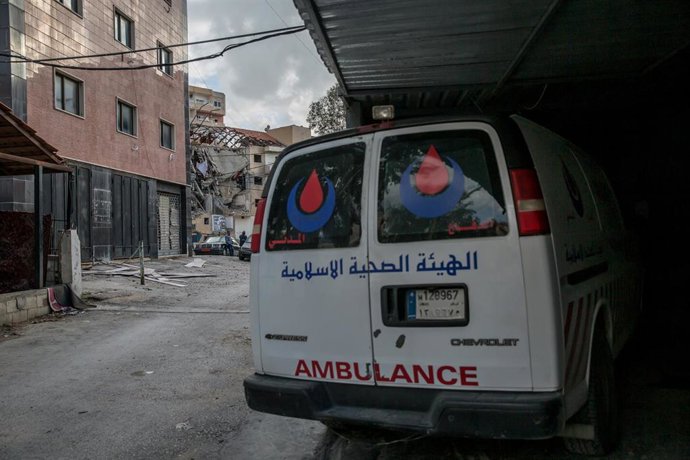 Archivo - Una ambulancia junto al Hospital Yabal Amel de Tiro, en Líbano (archivo)
