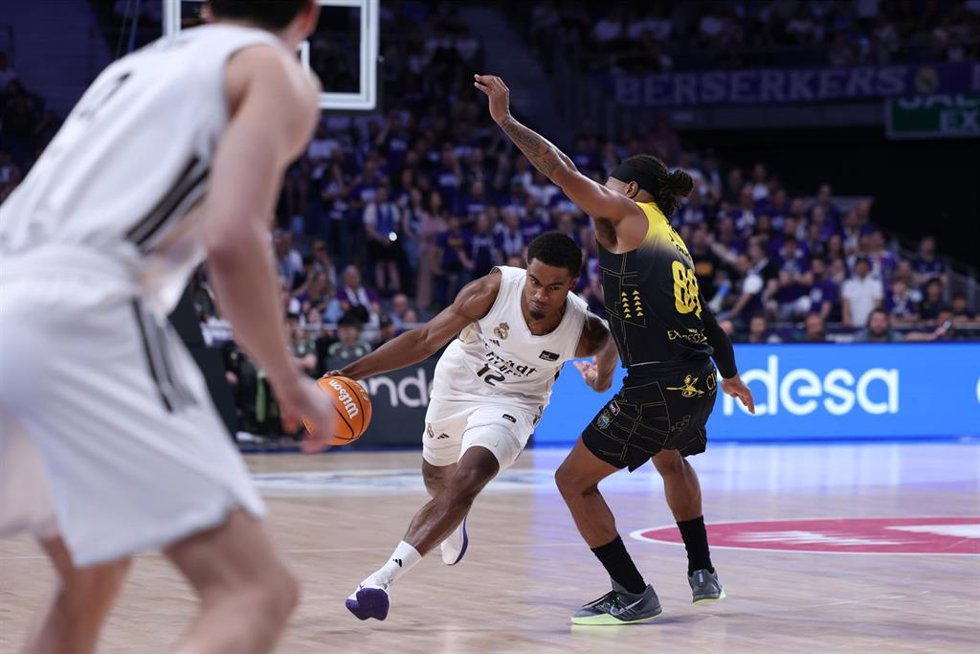 Archivo - Theo Maledon ante Patty Mills en el Real Madrid-La Laguna Tenerife de la Liga Endesa 25-26