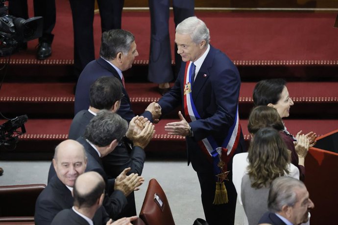 Valparaiso, 1 de junio 2026. El Presidente de la Republica Jose Antonio Kast saluda al ministro del Interior Claudio Alvarado durante la primera cuenta publica de su periodo en el Salon de Honor del Congreso Nacional. Sebastian Cisternas/Aton Chile