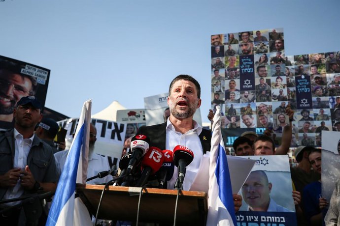 Archivo - June 3, 2024, West Jerusalem, Israel: Israel's Finance Minister Bezalel Smotric addresses the relatives of Israelis being held hostage during the rally. Relatives and friends of Israelis held hostage by Palestinian Hamas militants in the Gaza St