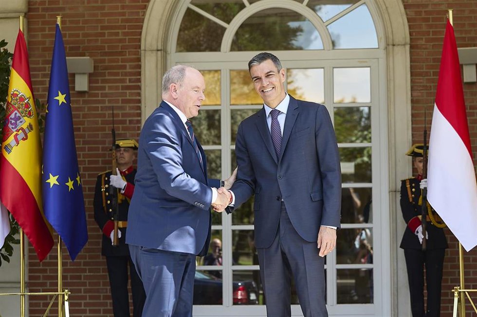 El presidente del Gobierno, Pedro Sánchez (d), recibe al príncipe soberano del Principado de Mónaco, Alberto II (i), en el Complejo de La Moncloa, a 1 de junio de 2026, en Madrid (España).