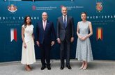 Foto: Los Reyes visitan con los príncipes de Mónaco las exposiciones conmemorativas de la relación bilateral