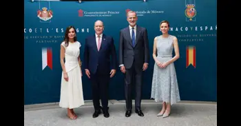 Los Reyes visitan con los príncipes de Mónaco las exposiciones conmemorativas de la relación bilateral