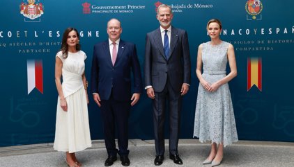 Los Reyes visitan con los príncipes de Mónaco las exposiciones conmemorativas de la relación bilateral