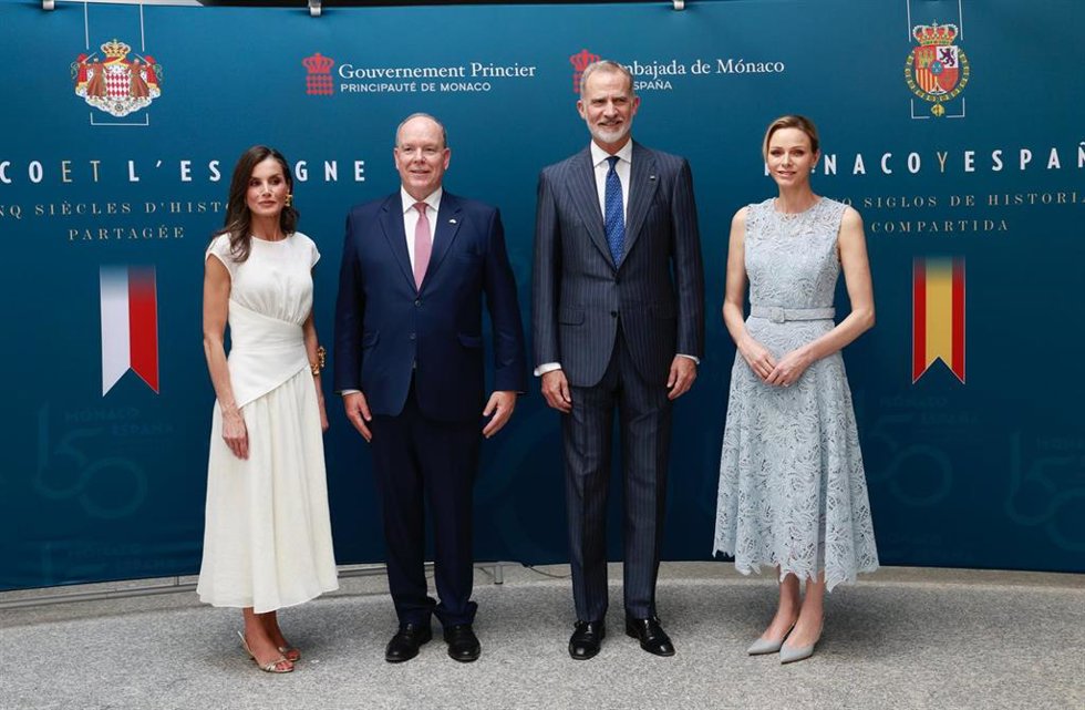 Los Reyes Felipe VI y Letizia visitan junto con el príncipe Alberto II de Mónaco y la princesa Charlène una exposición que conmemora el 150 aniversario de la apertura de la embajada monegasca en España.