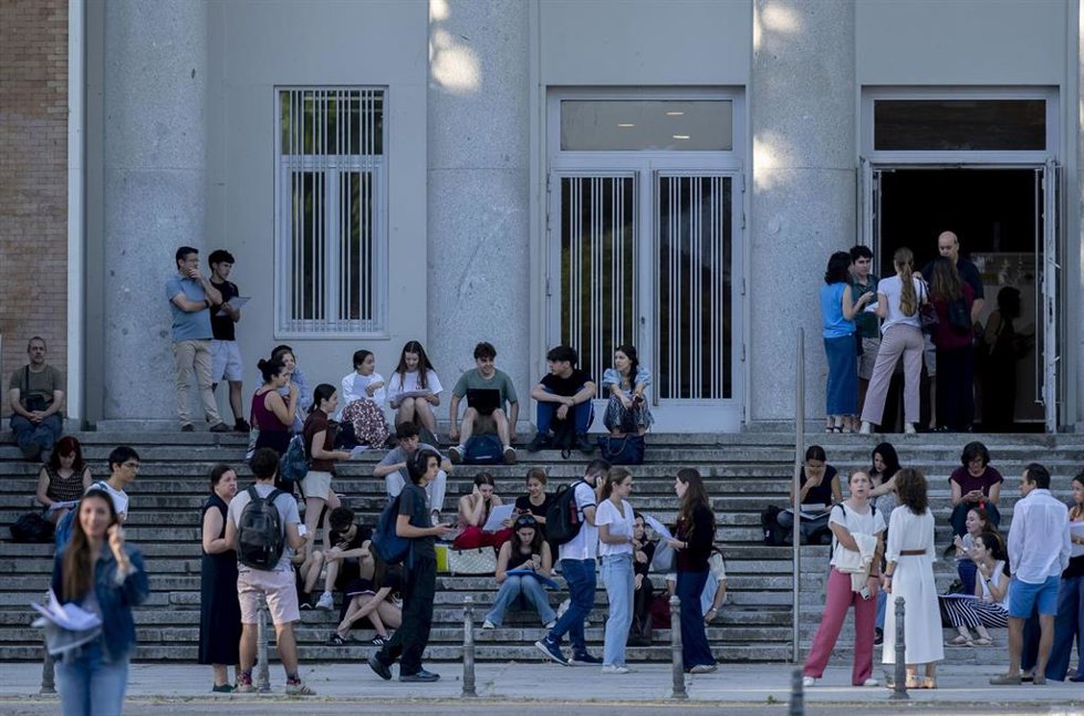 Alumnos esperan para comenzar el primer examen de la PAU 2026, en la Facultad de Odontología de la Universidad Complutense de Madrid, a 1 de junio de 2026, en Madrid (España). La Prueba de Acceso a la Universidad (PAU) del curso 2025/26 comienza hoy en la