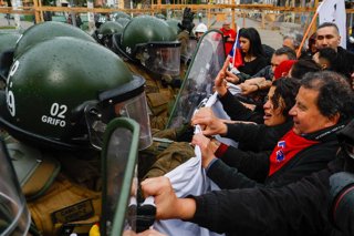 Valparaiso, 1 de junio de 2026.  Manifestantes se enfrentan a carabineros para intentar avanzar al Congreso donde el Presidente entrega su primera cuenta publica.  Andres Pina/Aton Chile