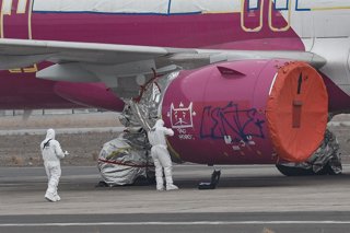 Santiago, 1 de junio de 2026.  Perdona hace ingreso al recinto de Aeropuerto Arturo Merino Benitez por paso no autorizado vulnerando la seguridad para realizar un grafiti en un motor de los aviones que estan siendo pintados en el sector sur oriente