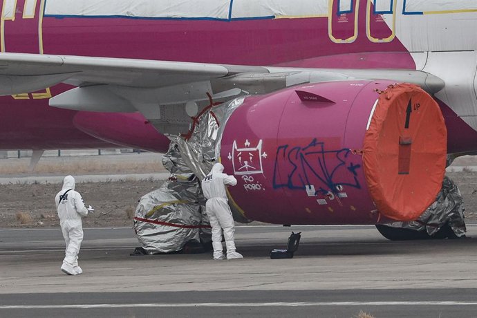 Santiago, 1 de junio de 2026.  Perdona hace ingreso al recinto de Aeropuerto Arturo Merino Benitez por paso no autorizado vulnerando la seguridad para realizar un grafiti en un motor de los aviones que estan siendo pintados en el sector sur oriente