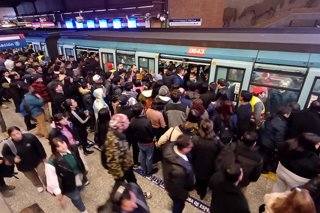 Santiago, 30 de julio 2024  Alta congestion de personas en la estacion metro Baquedano.  Javier Salvo/Aton Chile