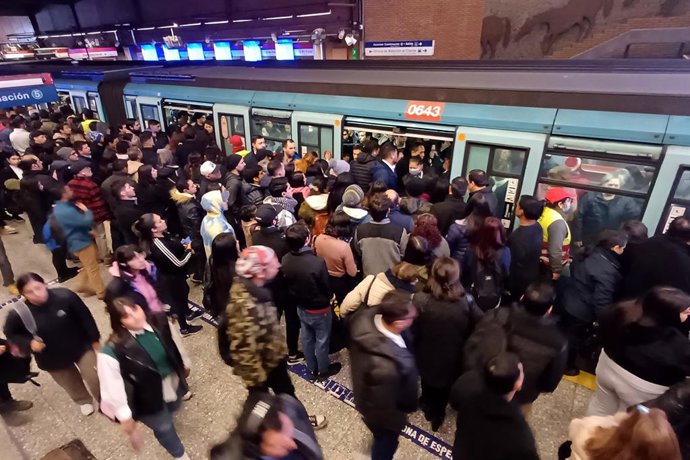 Santiago, 30 de julio 2024  Alta congestion de personas en la estacion metro Baquedano.  Javier Salvo/Aton Chile