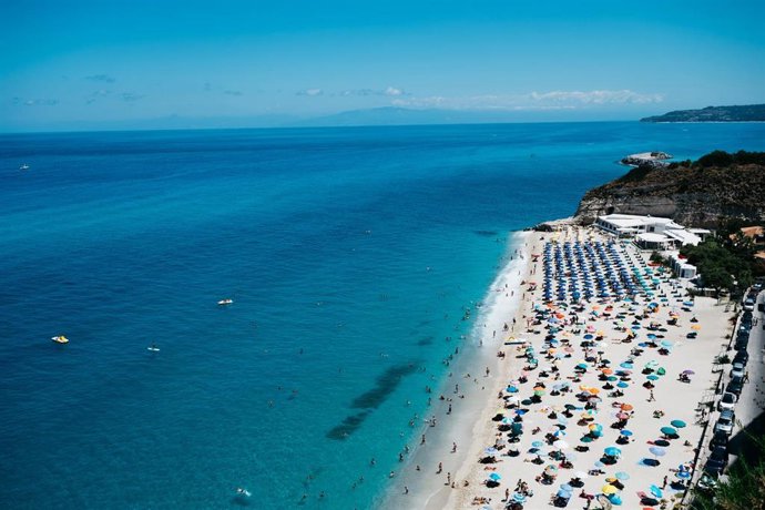 Archivo - Imagen de archivo de una playa en Tropea, en el noroeste de Calabria, en cuya costa se ha producido un terremoto de 6,2