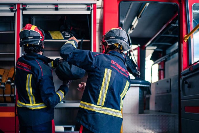 Archivo - Personal de Bomberos de la Comunidad de Madrid. Imagen de archivo  