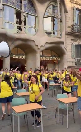 Grup de docents concentrats davant de la Casa Batlló de Barcelona aquest dimarts en una nova jornada de vaga del sector educatiu