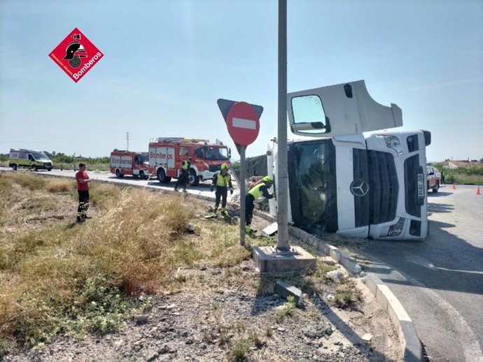 Vuelco del camión en Almoradí