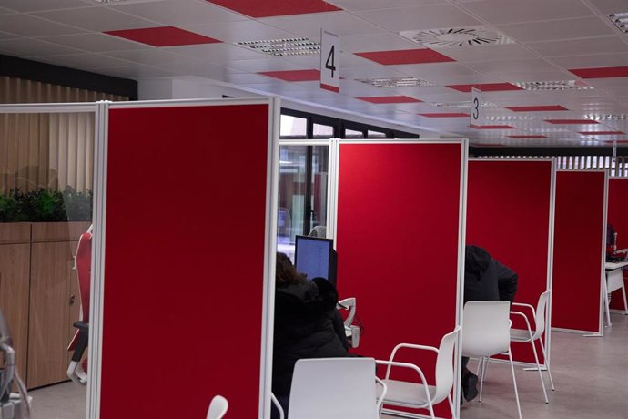 Archivo - Vista de una de las instalaciones por dentro de una oficina del SEPE del Barrio del Pilar, a 2 de abril de 2024, en Madrid (España). El número de parados registrados en las oficinas de los servicios públicos de empleo bajó en 33.405 personas en 