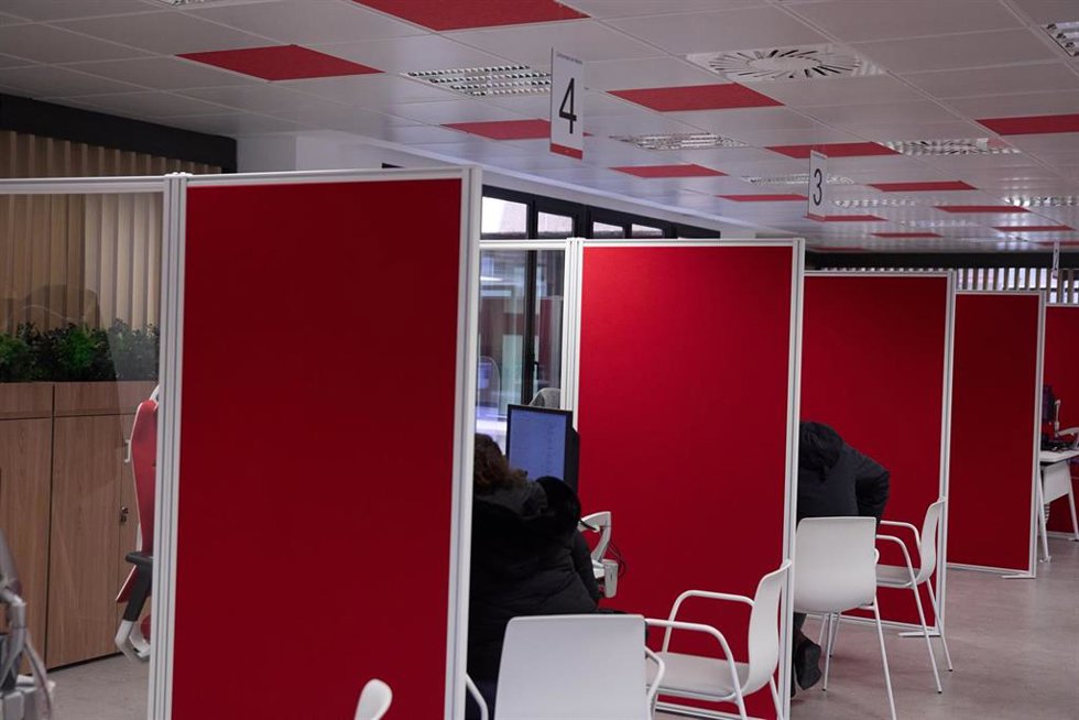 Archivo - Vista de una de las instalaciones por dentro de una oficina del SEPE del Barrio del Pilar, a 2 de abril de 2024, en Madrid (España). El número de parados registrados en las oficinas de los servicios públicos de empleo bajó en 33.405 personas en 
