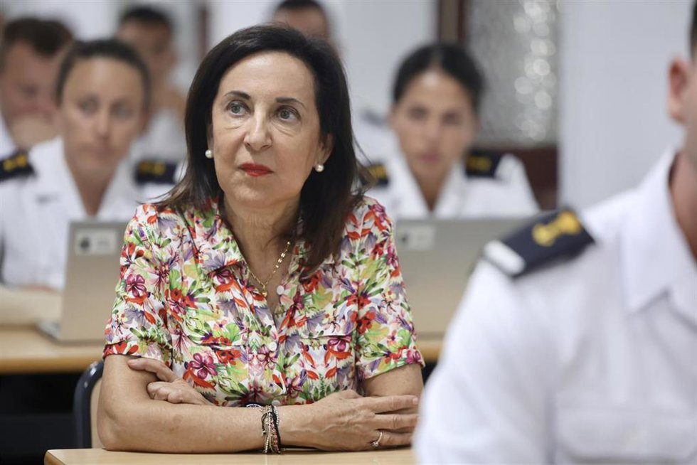 Archivo - La ministra de Defensa, Margarita Robles, preside en San Fernando (Cádiz) el acto de Apertura del Curso Académico 2025- 2026 en la Escuela de Suboficiales de la Armada.