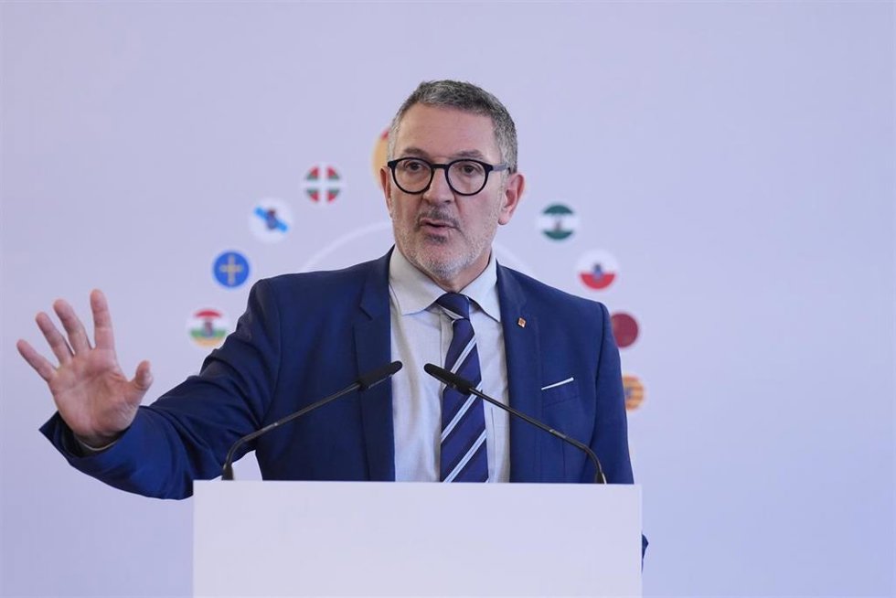 Archivo - El conseller de Empresa y Trabajo de la Generalitat, Miquel Sàmper