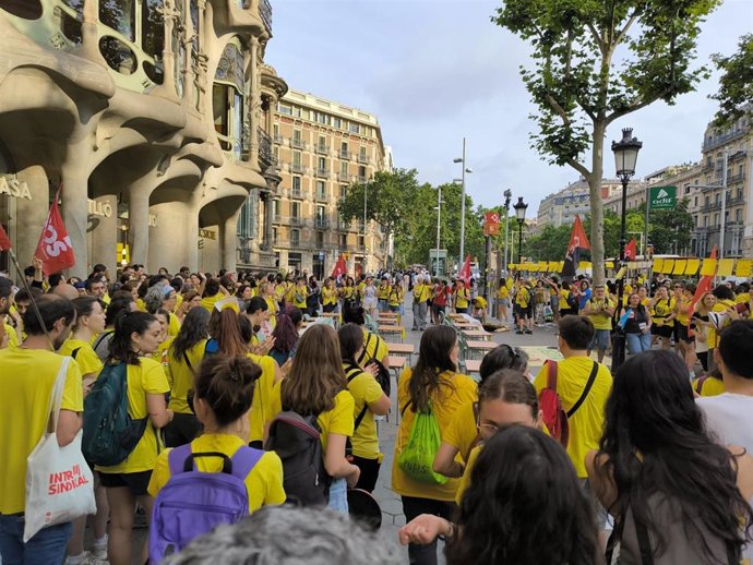 Docentes concentrados ante la Casa Batlló, que no puede abrir al público por el bloqueo este martes desde primera hora