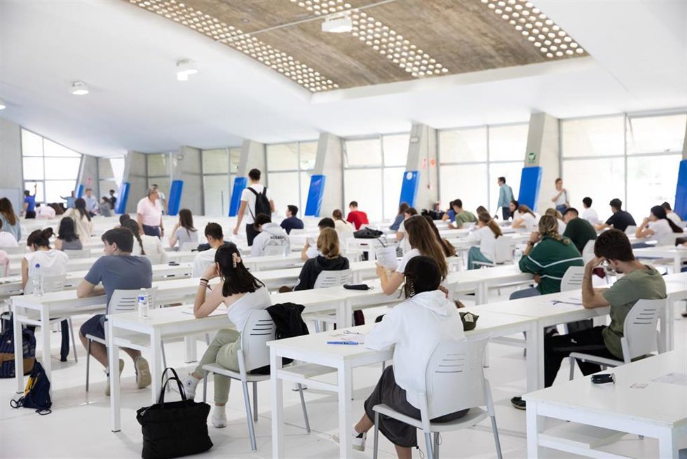 Archivo - Imagen de archivo de estudiantes preparados para realizar uno de los exámenes de las pruebas de acceso a la universidad 2023, en la Universidad Pablo de Olavide (UPO) en la primera jornada de la PEvAU,