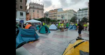 Docents en vaga inicien una acampada "indefinida" a la plaça de la Mare de Déu de València