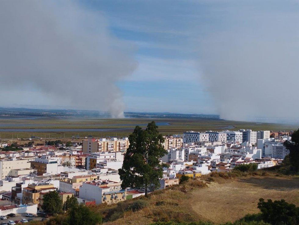 Imagen del incendio desde Huelva capital.