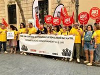 Las educadoras de las 'escoletes' se concentran frente al Parlament para reclamar su convenio pese a la huelga frustrada