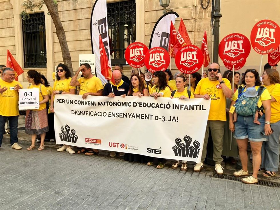 Las educadoras de las 'escoletes' se concentran frente al Parlament para reclamar su convenio pese a la huelga frustrada