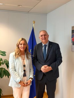 La eurodiputada del PP Susana Solís, con el comisario europeo de Pesca, Costas Kadis.